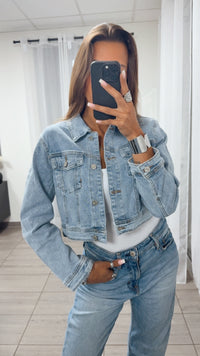 Jeansjacke mit farbiger Blumen Stickerei am Rücken / G95Y denim Art. 10952