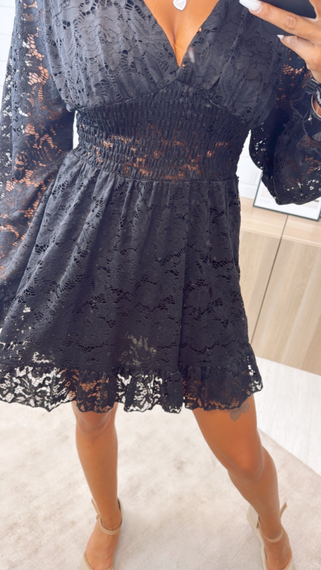kurzes Kleid, vollkommene Spitze / schwarz Art. 10800