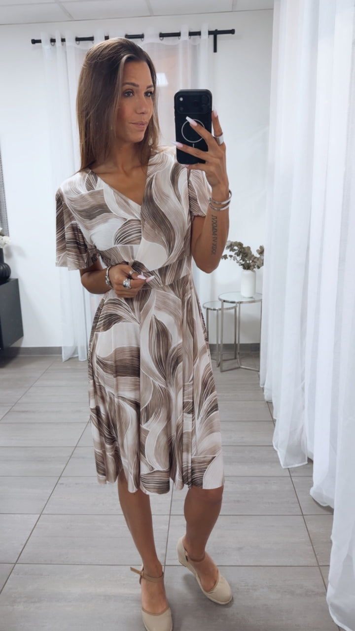 KURZES Leicht tailliertes Kleid mit T-Shirt Ärmeln  / braun beige Töne Art.15057