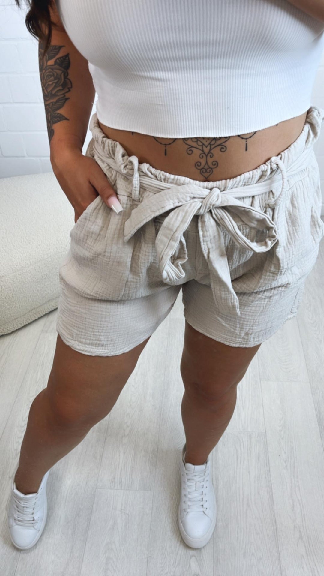 Musselin Shorts mit Taschen und Stoff Gürtel / beige Art. 10587