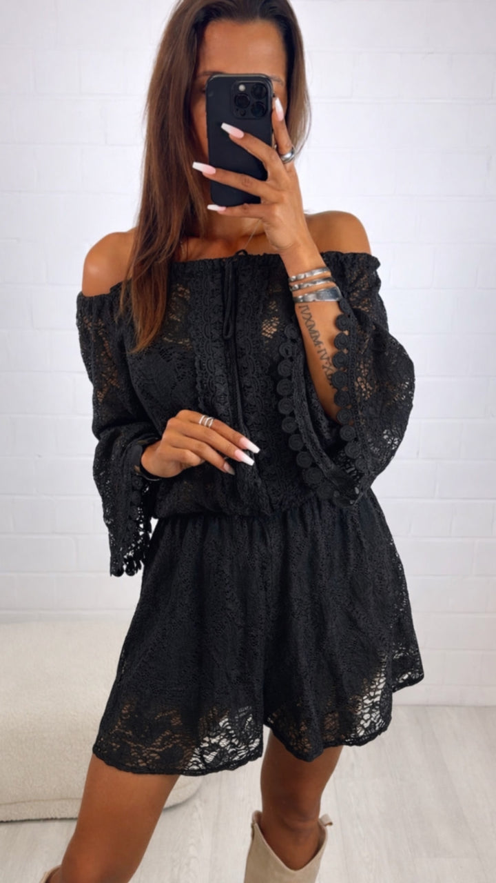 kurzer Jumpsuit mit verspielter Spitzen Stickerei / schwarz Art. 6392