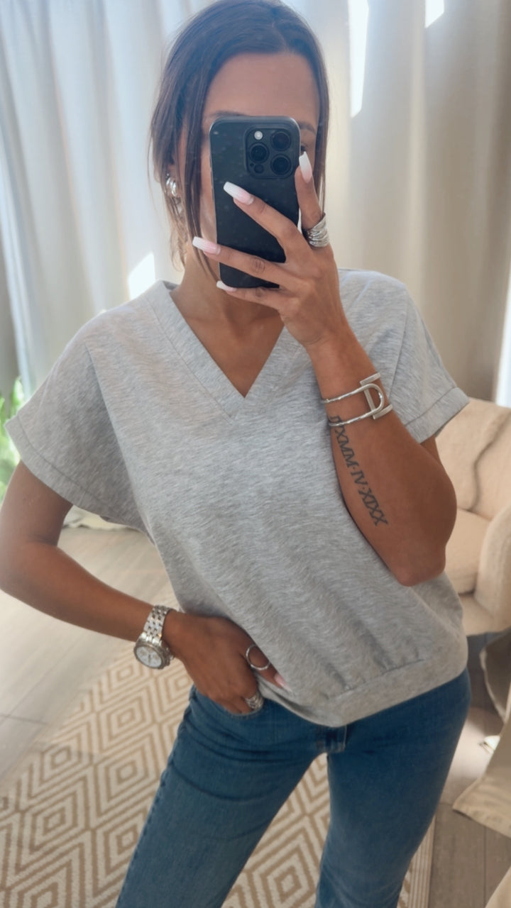 Softes Butter Stoff T-Shirt mit V-Ausschnitt / grau Art.14778