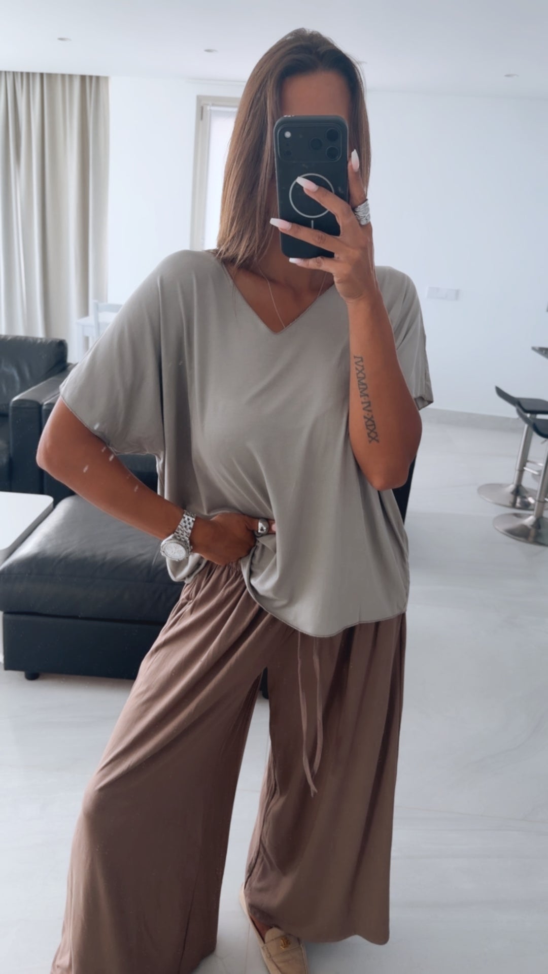 T-shirt Oberteil mit V-Ausschnitt / taupe  Art. 14661