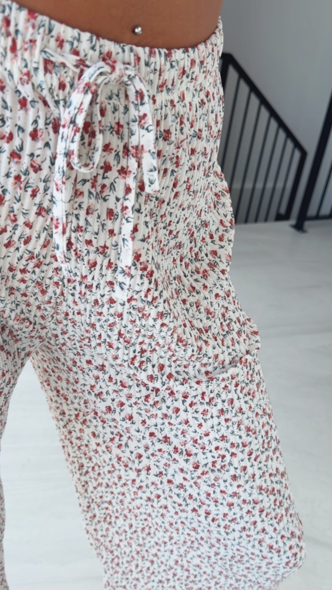 Leichte, plissierte Hose KLEINES BLUMEN Muster / Creme  Art. 15167