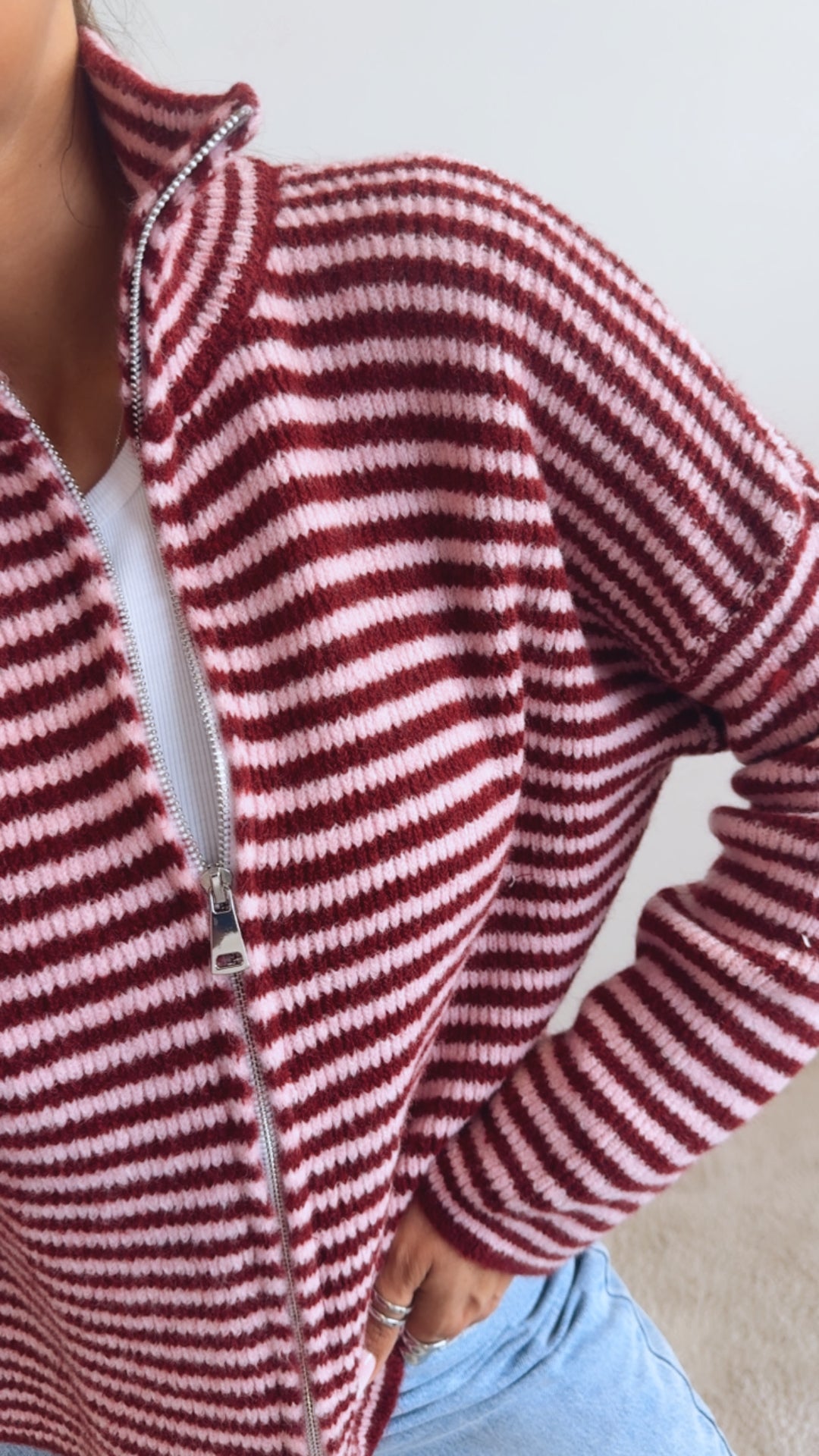 KRAGEN Strickjacke mit Reißverschluss, gestreift / dunkel rot - rosa Art. 14532