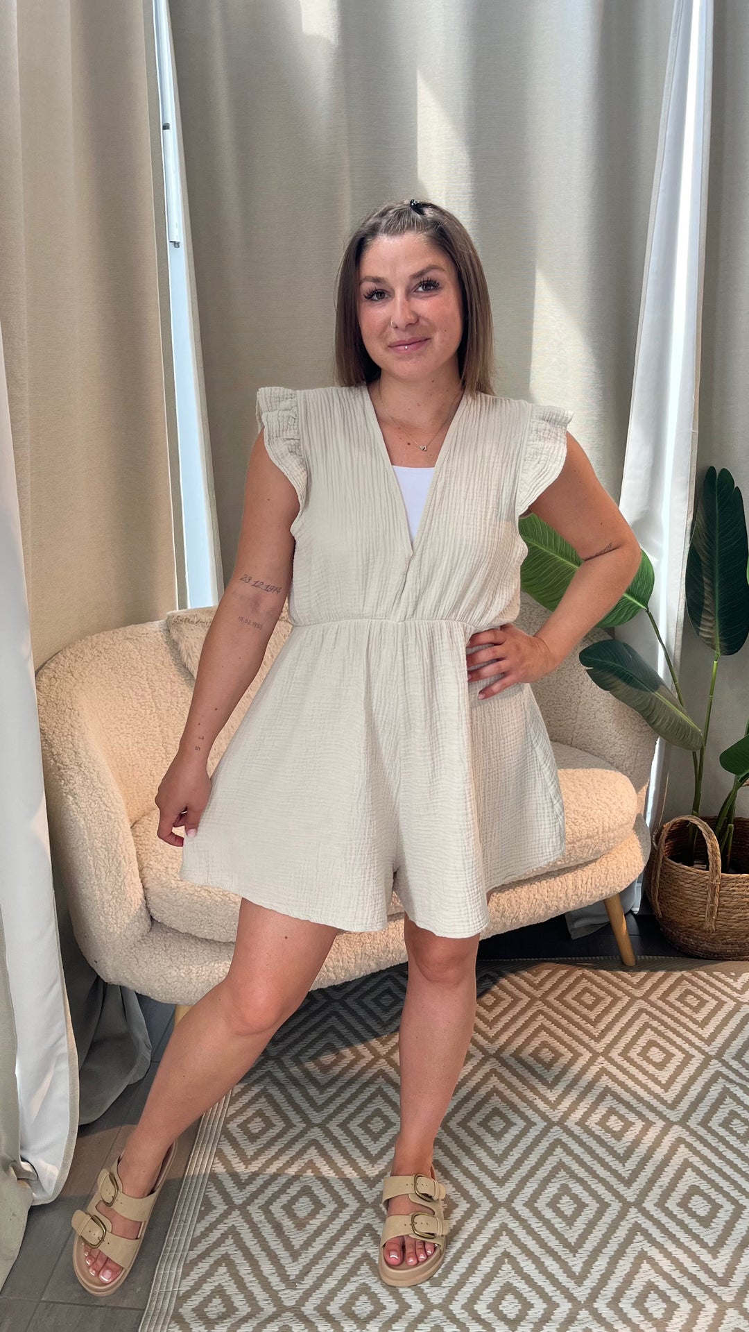 kurzer Musselin Jumpsuit mit Rückenausschnitt / beige Art. 15261