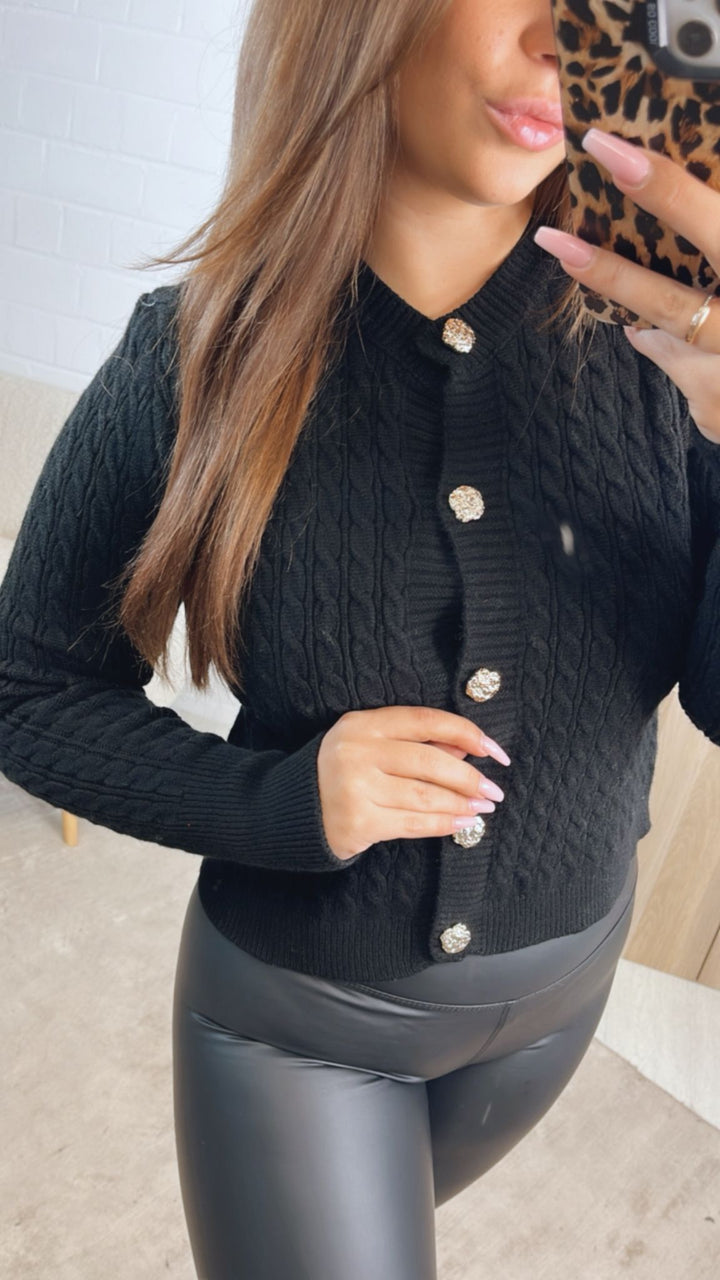 Oberteil / Jacke mit Zopfmuster und goldenen Knöpfen / schwarz Art. 12838