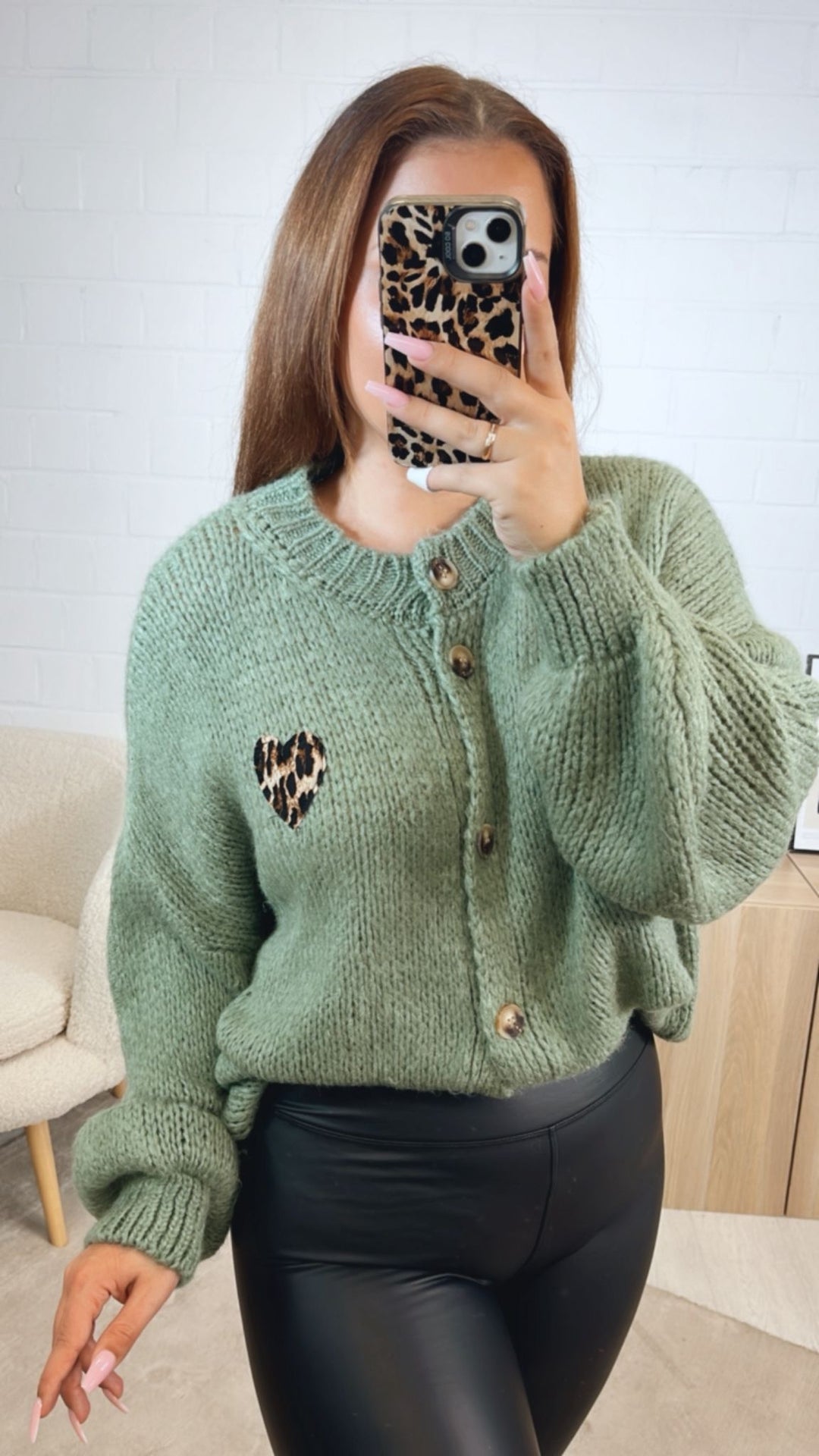 Strick Cardigan mit Leo Herz / khaki - salbei Art. 12530
