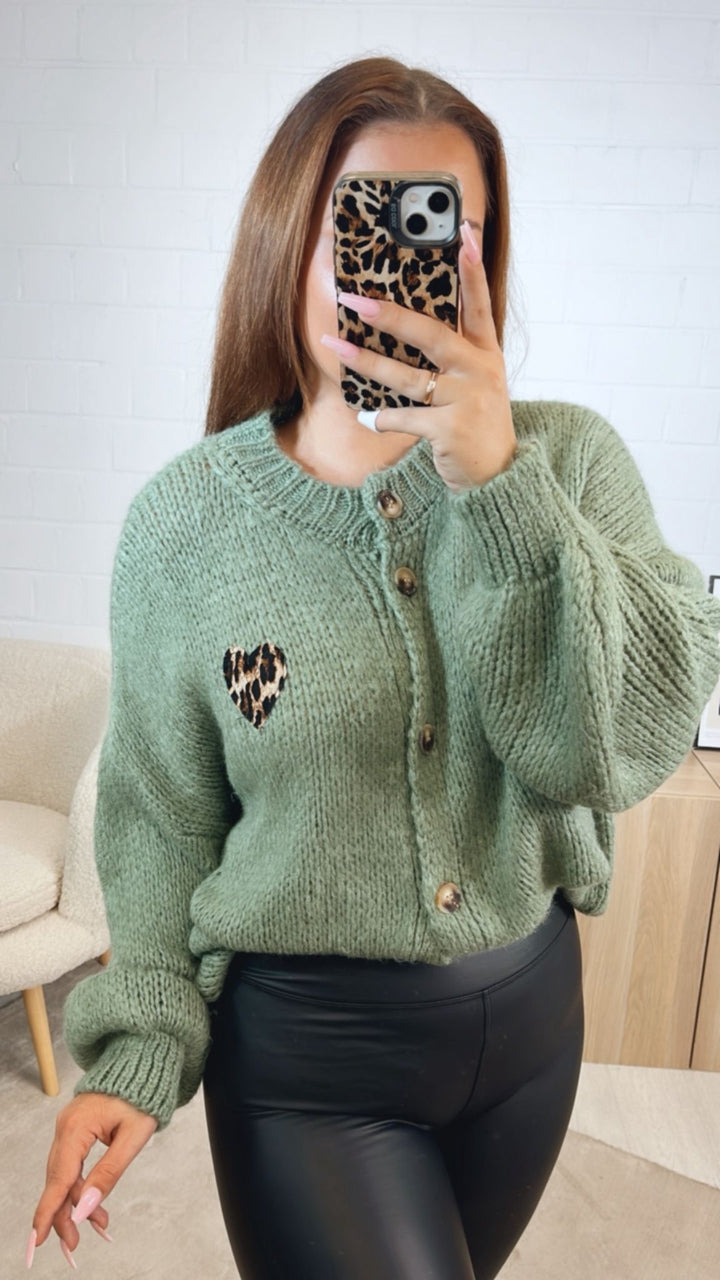 Strick Cardigan mit Leo Herz / khaki - salbei Art. 12530