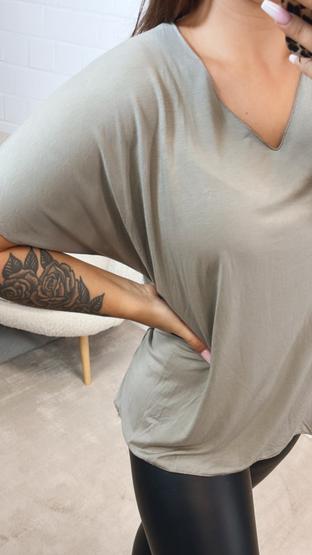 T-shirt Oberteil mit V-Ausschnitt / light taupe Art. 12387