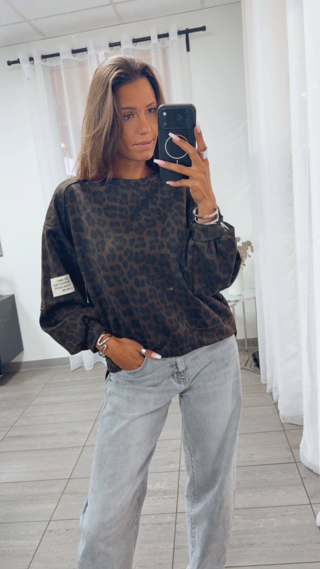Leo Oversize Sweater mit leichtem Vokuhila Schnitt / dunkel braun - schwarz Art.16279
