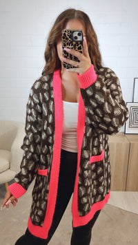LEO mittellang geschnittener Cardigan / dunkel braun - braun meliert - creme - neon pink Art. 12569