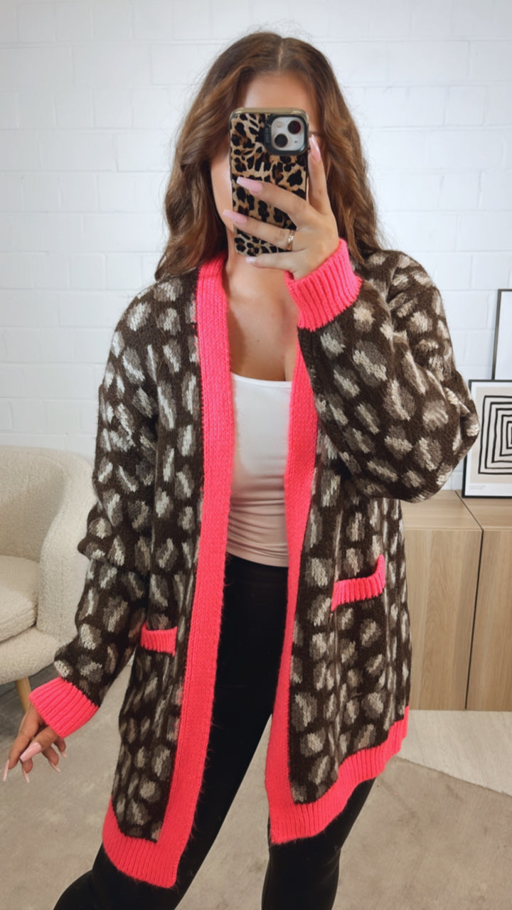 LEO mittellang geschnittener Cardigan / dunkel braun - braun meliert - creme - neon pink Art. 12569