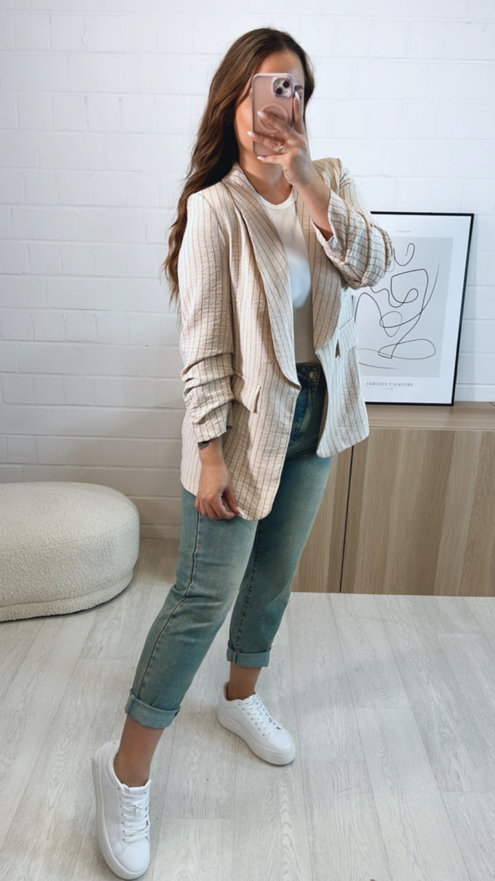 Blazer mit gerafften Ärmeln in Krepp Optik, Streifen / beige - schwarz Art. 9626