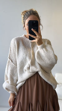 kurzer Strick Cardigan mit gold - silbernen Knöpfen / wollweiss Art. 8079