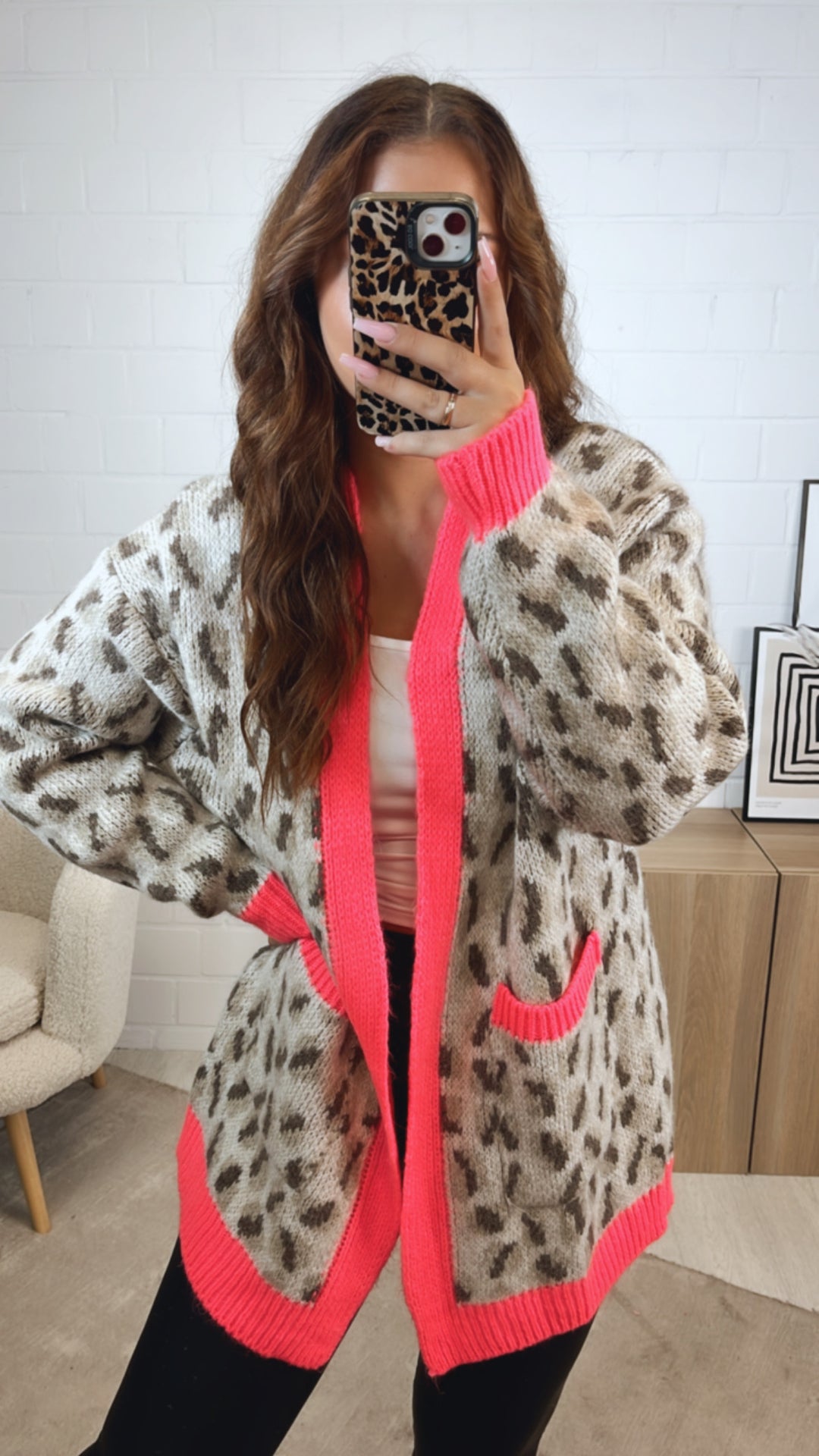 LEO mittellang geschnittener Cardigan / creme - beige - braun meliert - neon pink Art. 12568