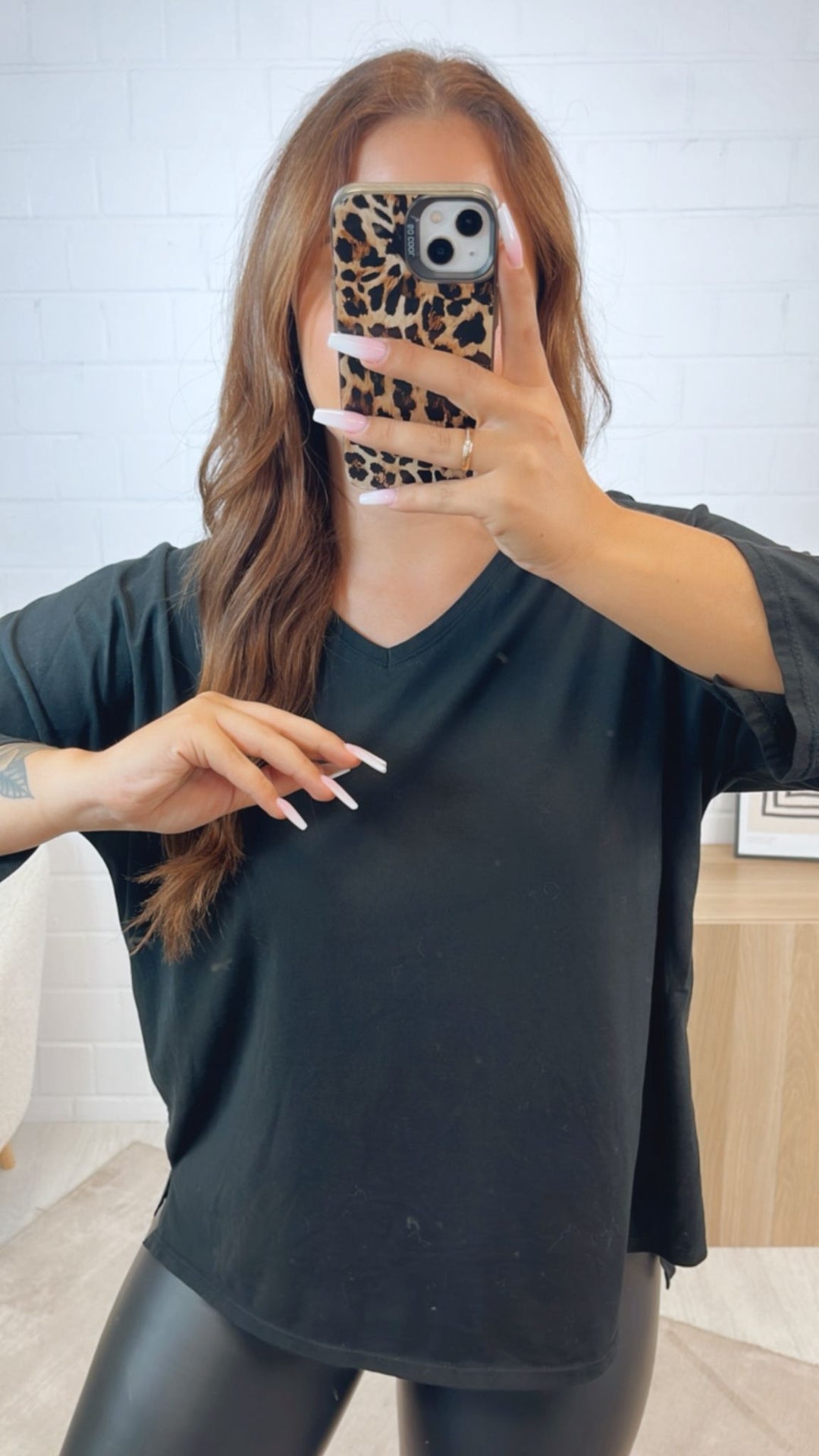 schlichtes Vokuhila Oberteil mit V-Ausschnitt, Schlitz / schwarz Art. 12344