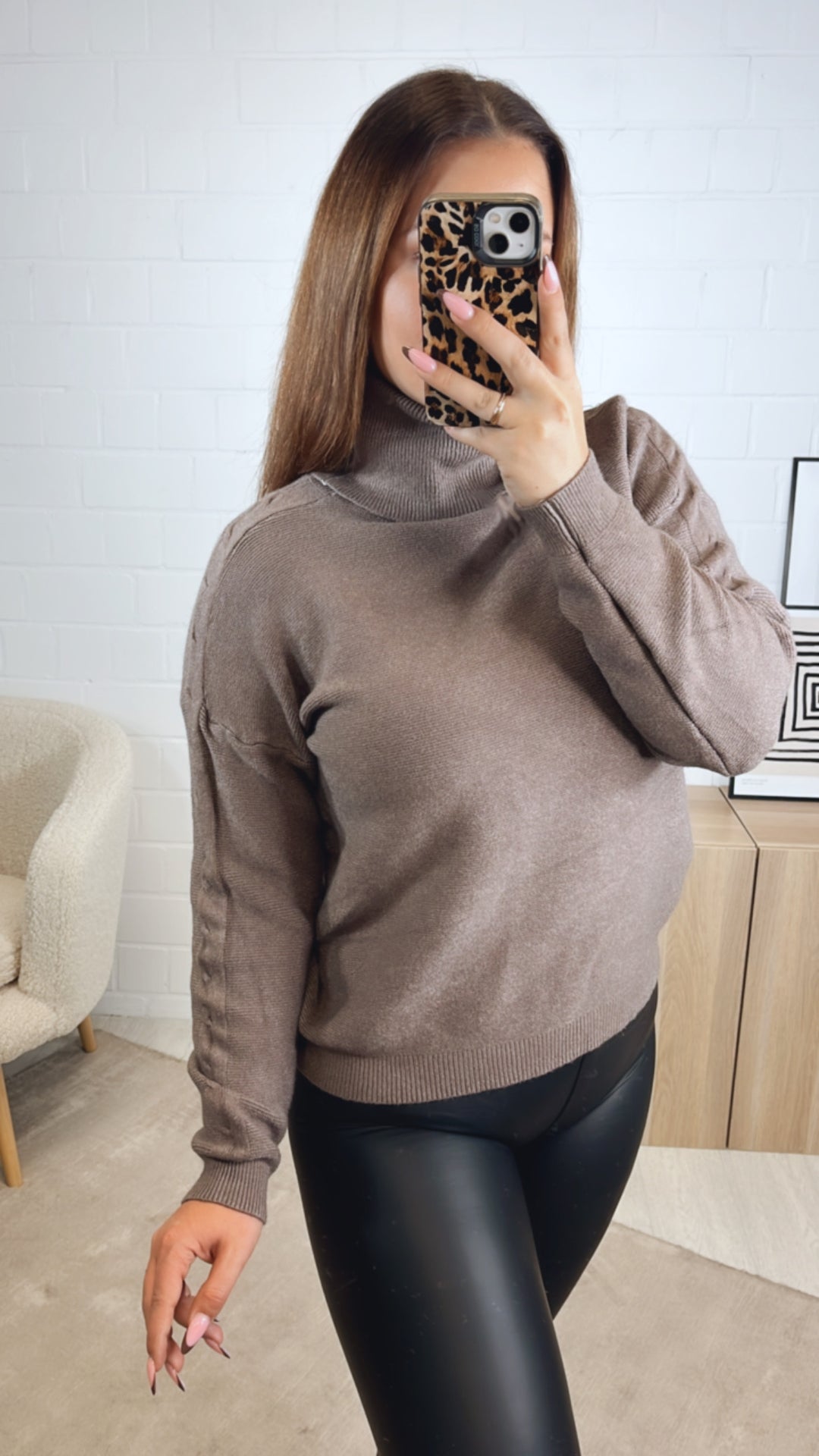 Rollkragen Pullover, Zopfmuster auf Schulter / braun meliert Art. 12975