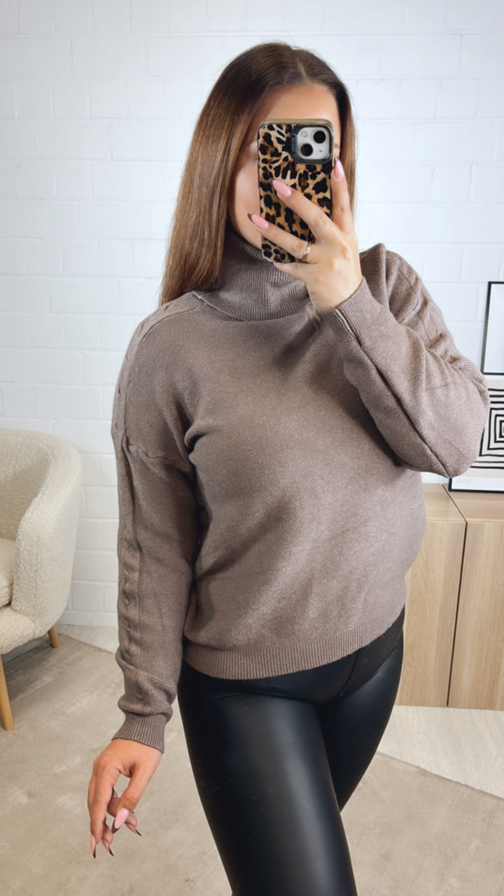 Rollkragen Pullover, Zopfmuster auf Schulter / braun meliert Art. 12975