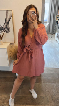 Musselin Kleid in Wickeloptik / helle beere Art. 9788