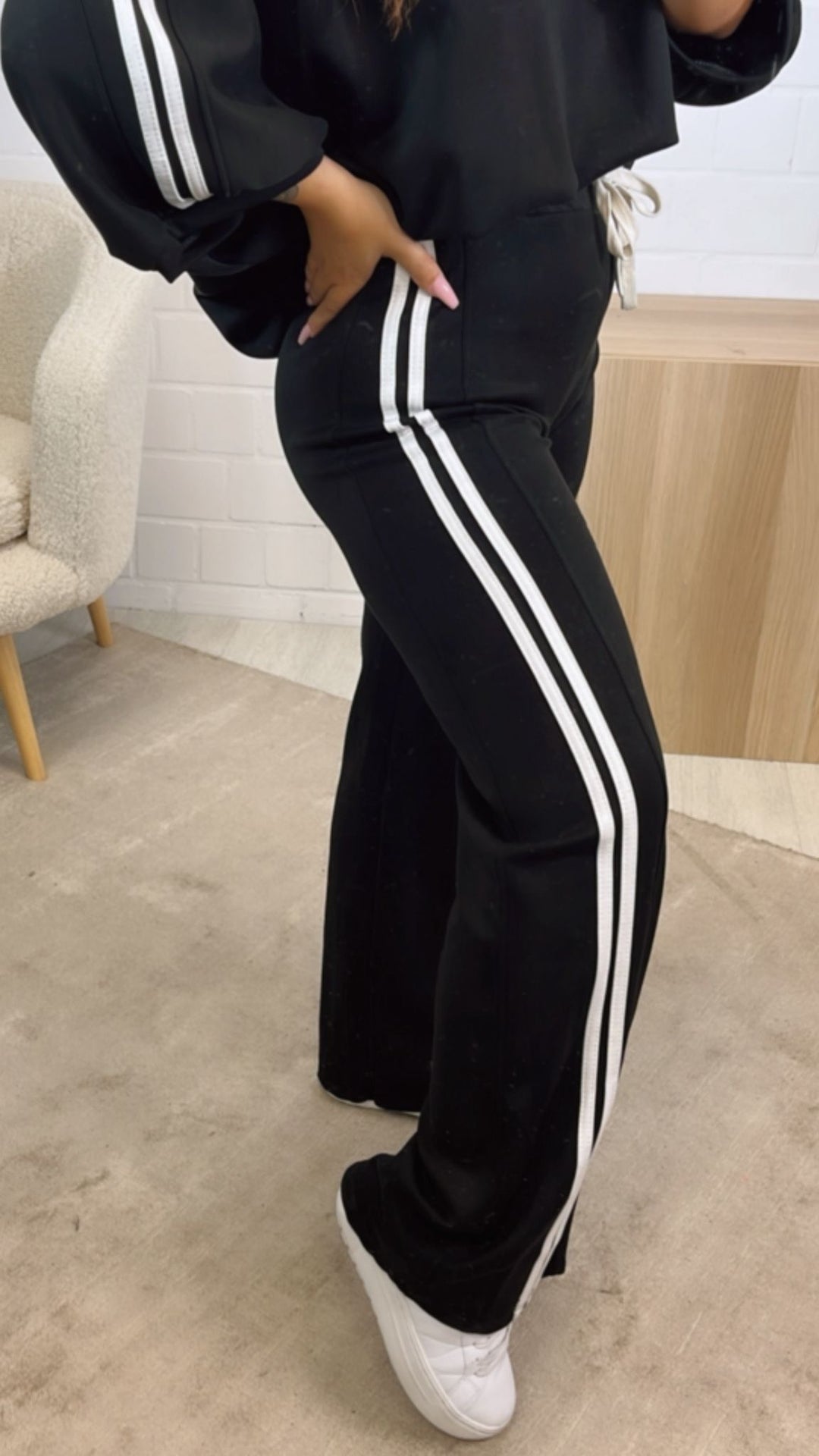 weite, lange Hose mit zwei Streifen / schwarz - weiss Art. 12596