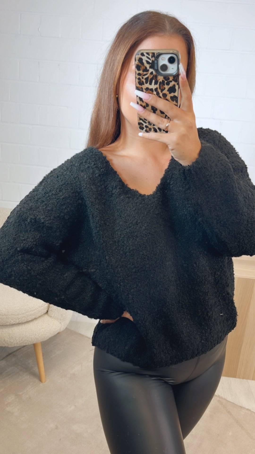 TEDDY kürzerer Pullover mit V-Ausschnitt / schwarz Art. 12443
