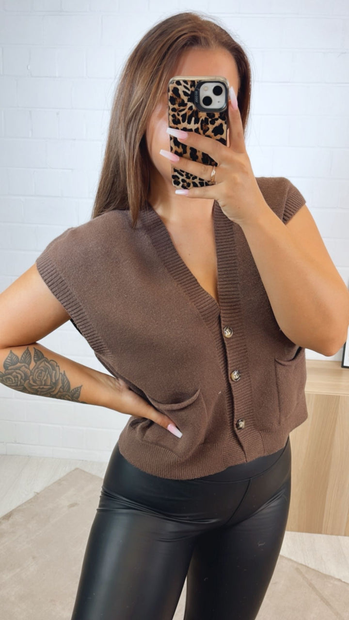 kurze Strickweste mit drei Knöpfen und Taschen / braun Art.122342