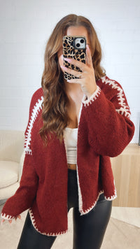 Cardigan mit abgesetzter Naht / dunkel rot - wollweiss Art. 12579