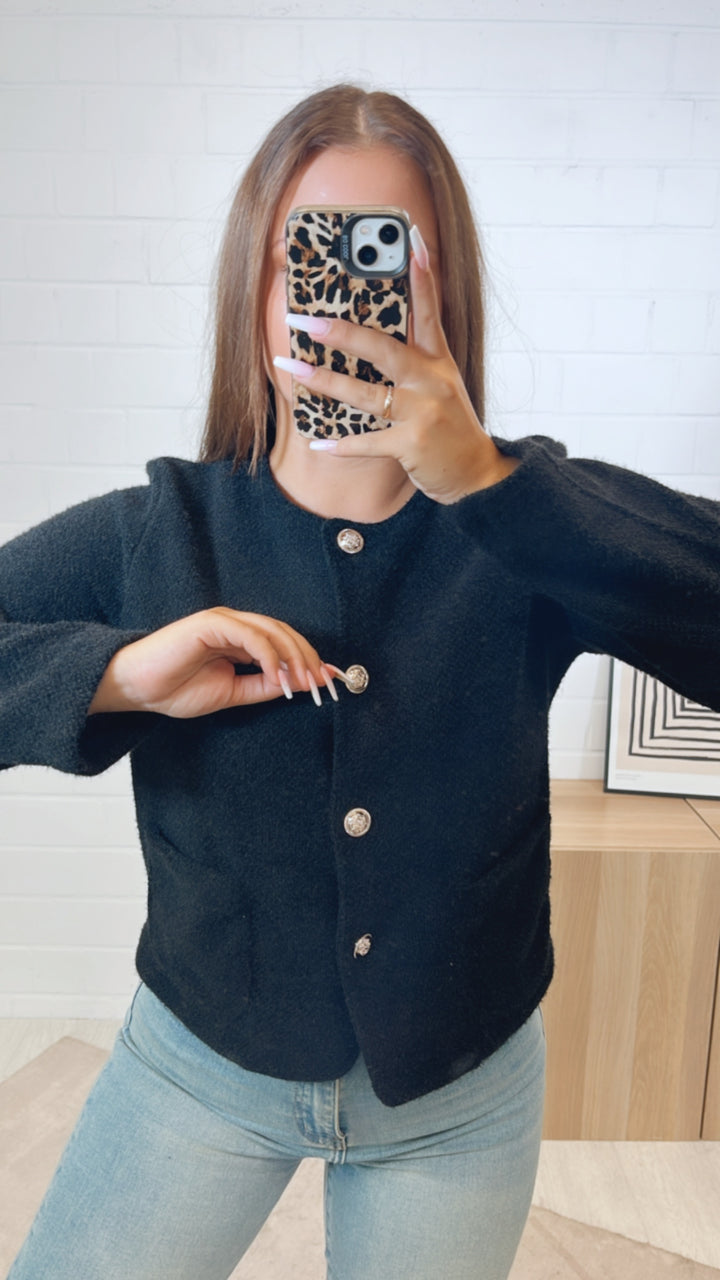 kurze Jacke, goldene Knopfleiste, Taschen / schwarz Art. 11194