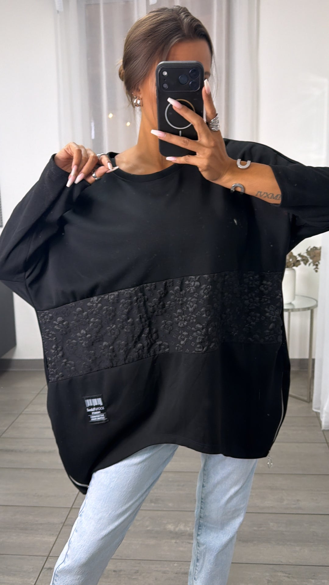 Oversize Long Pullover mit Blumendetails / schwarz Art.16294