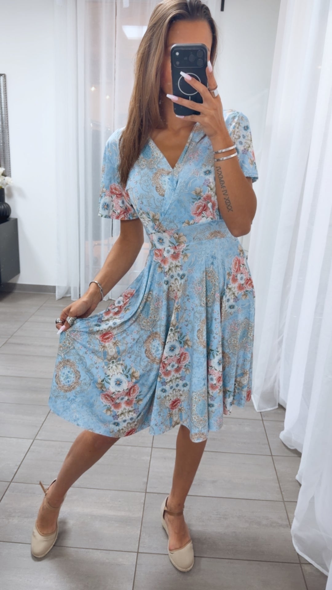 KURZES Leicht tailliertes Kleid mit T-Shirt Ärmeln VINTAGE FLOWER / blau - beige - rosa - grün Art.15056