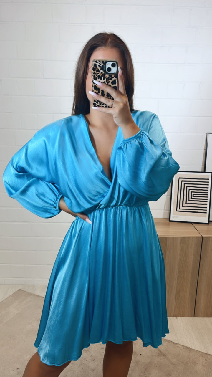 leicht fallendes, schickeres Kleid mit V-Ausschnitt, Seidenoptik / blau Art. 11254