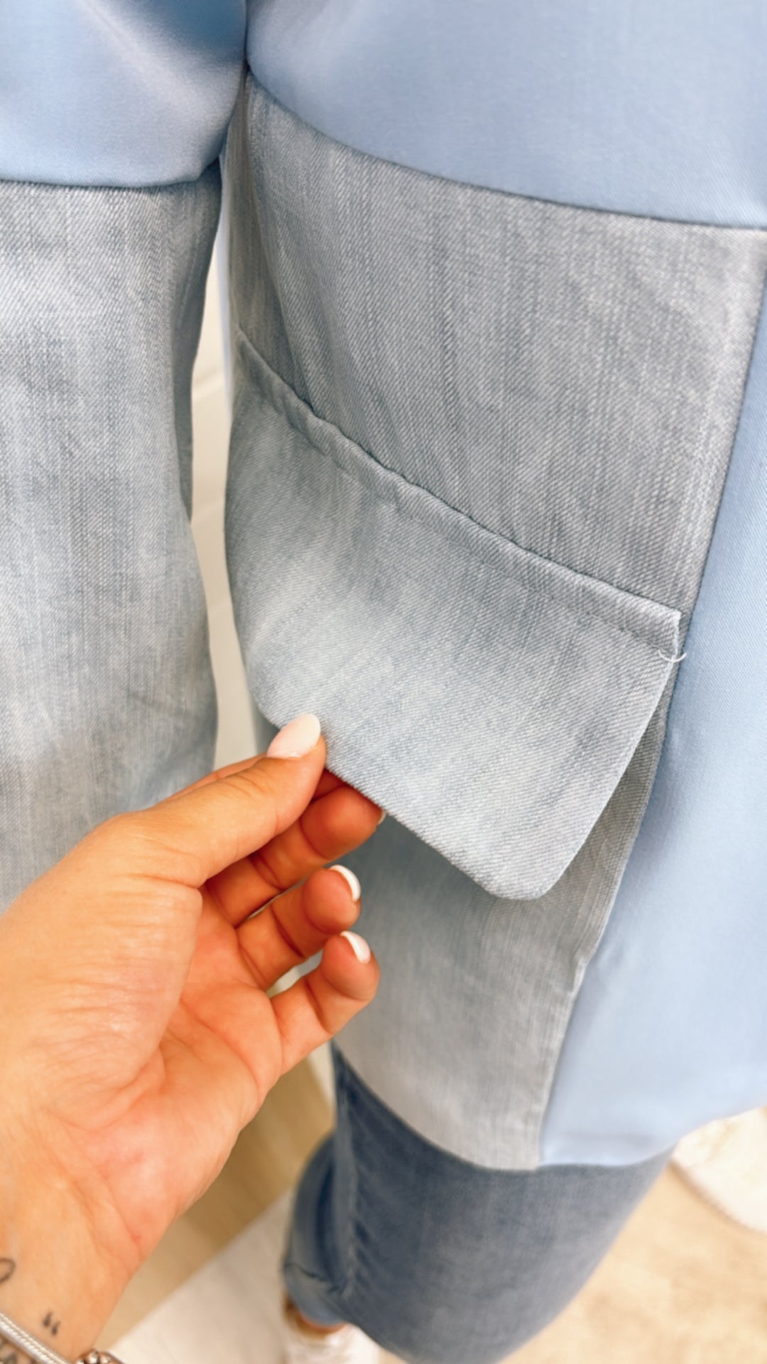 Oversize Blazer / Jacke, farblich abgesetzte Ärmel / hell blau - grau Art. 10875