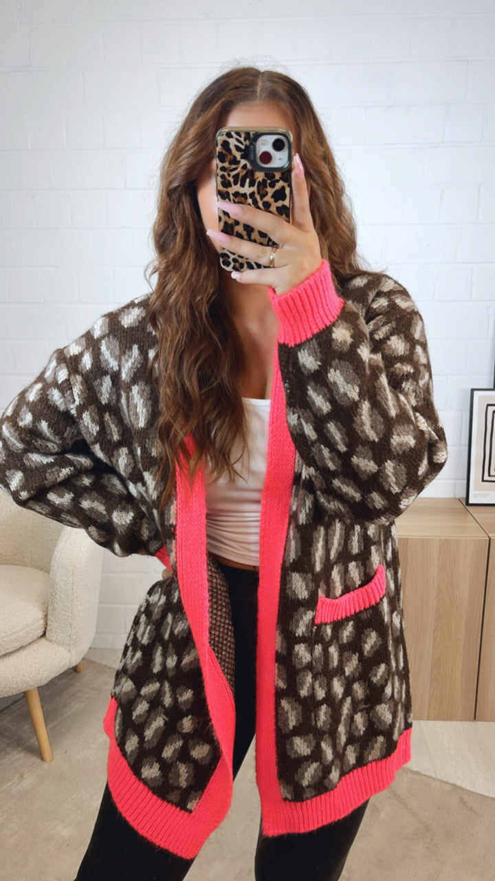 LEO mittellang geschnittener Cardigan / dunkel braun - braun meliert - creme - neon pink Art. 12569