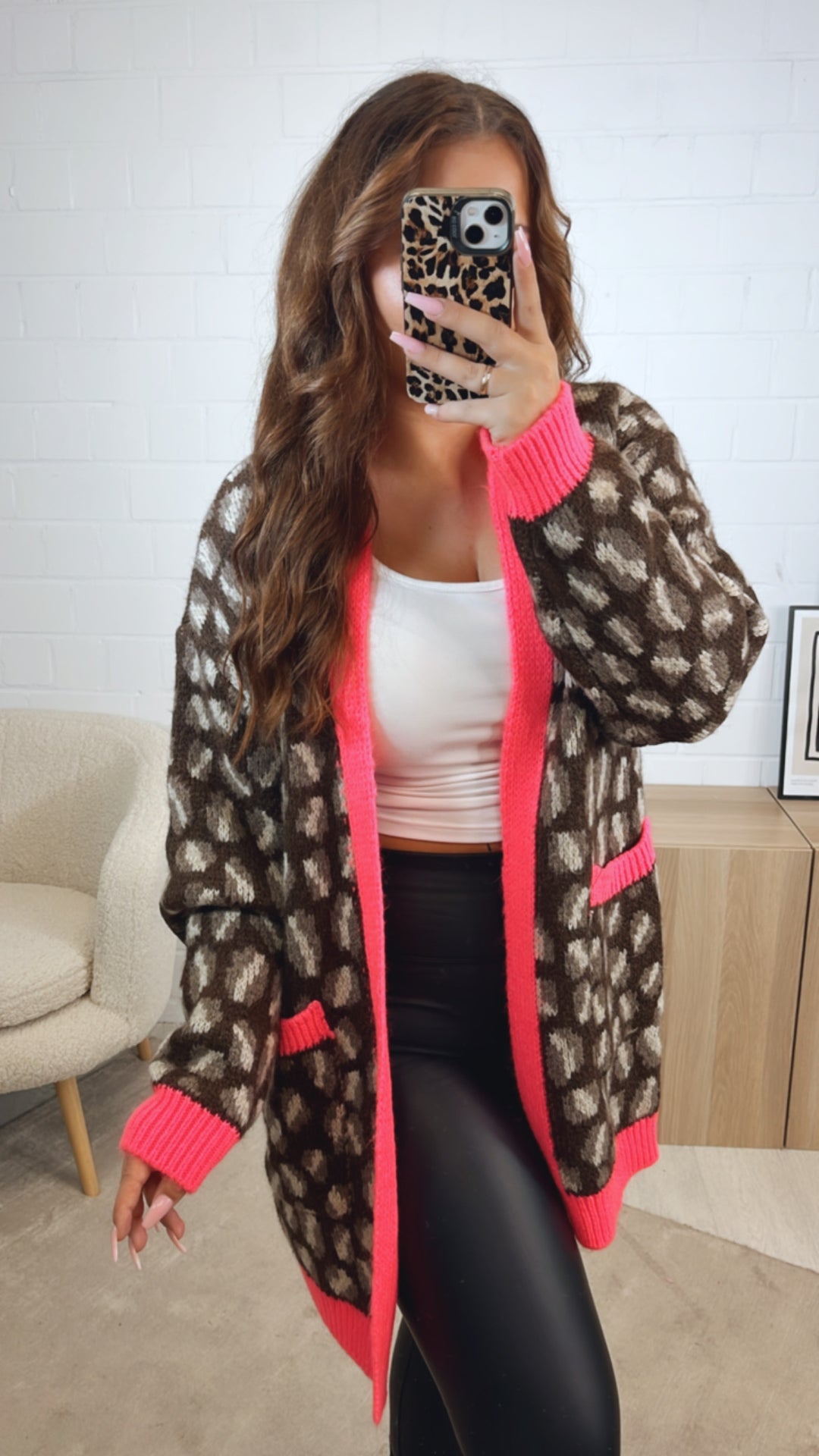 LEO mittellang geschnittener Cardigan / dunkel braun - braun meliert - creme - neon pink Art. 12569
