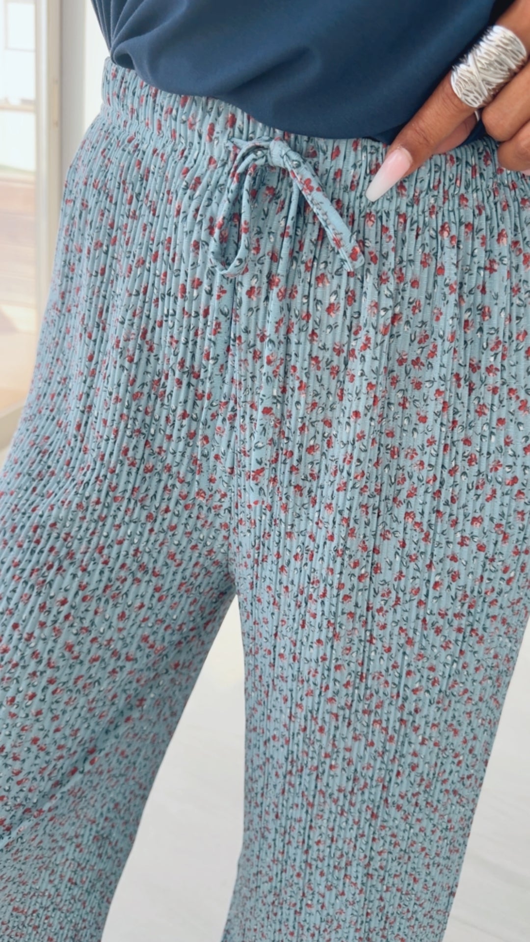 Leichte, plissierte Hose KLEINES BLUMEN Muster / hell blau Art. 15159