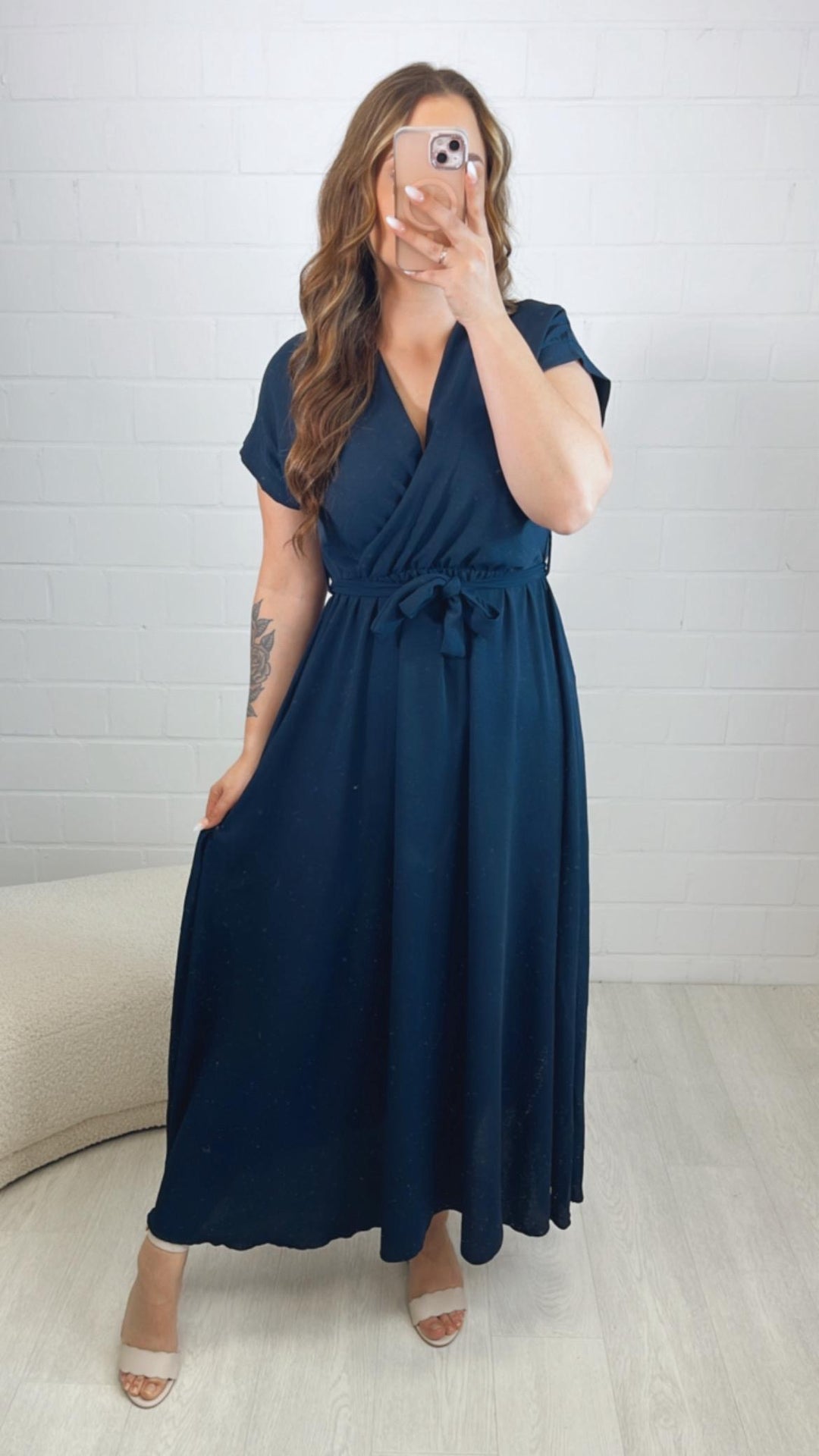 leichtes, langes Kleid mit kurzen Armen / dunkel blau Art. 10051
