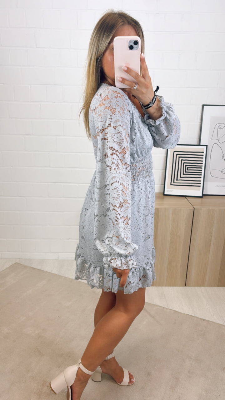 kurzes Kleid, vollkommene Spitze / grau Art. 10998