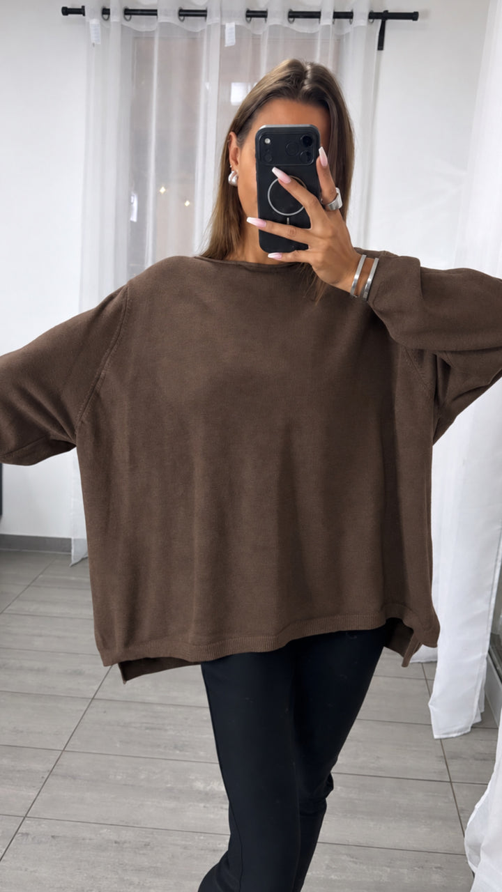 Oversize Feinstrick Pullover mit leichtem Vokuhila Schnitt / braun Art.16329