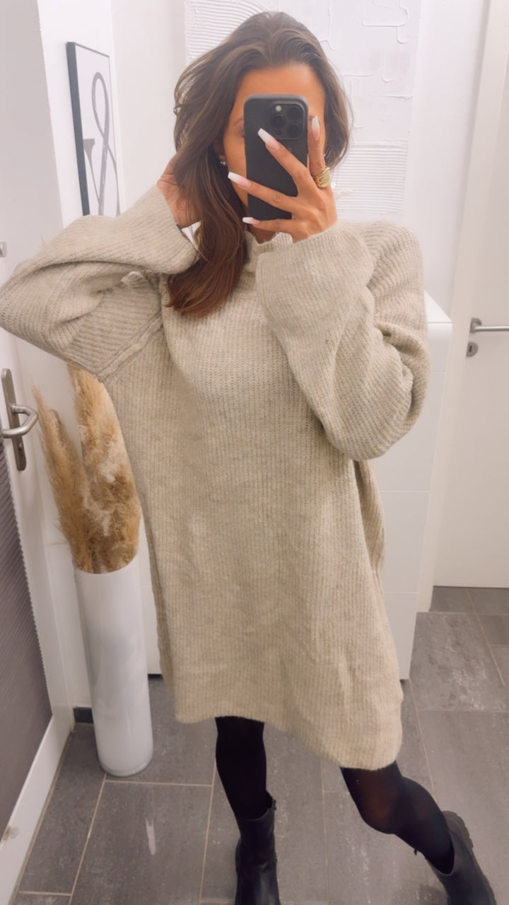 gradliniges Strick Kleid / Long Pullover mit weitem Arm, Stehkragen / beige Art. 12796