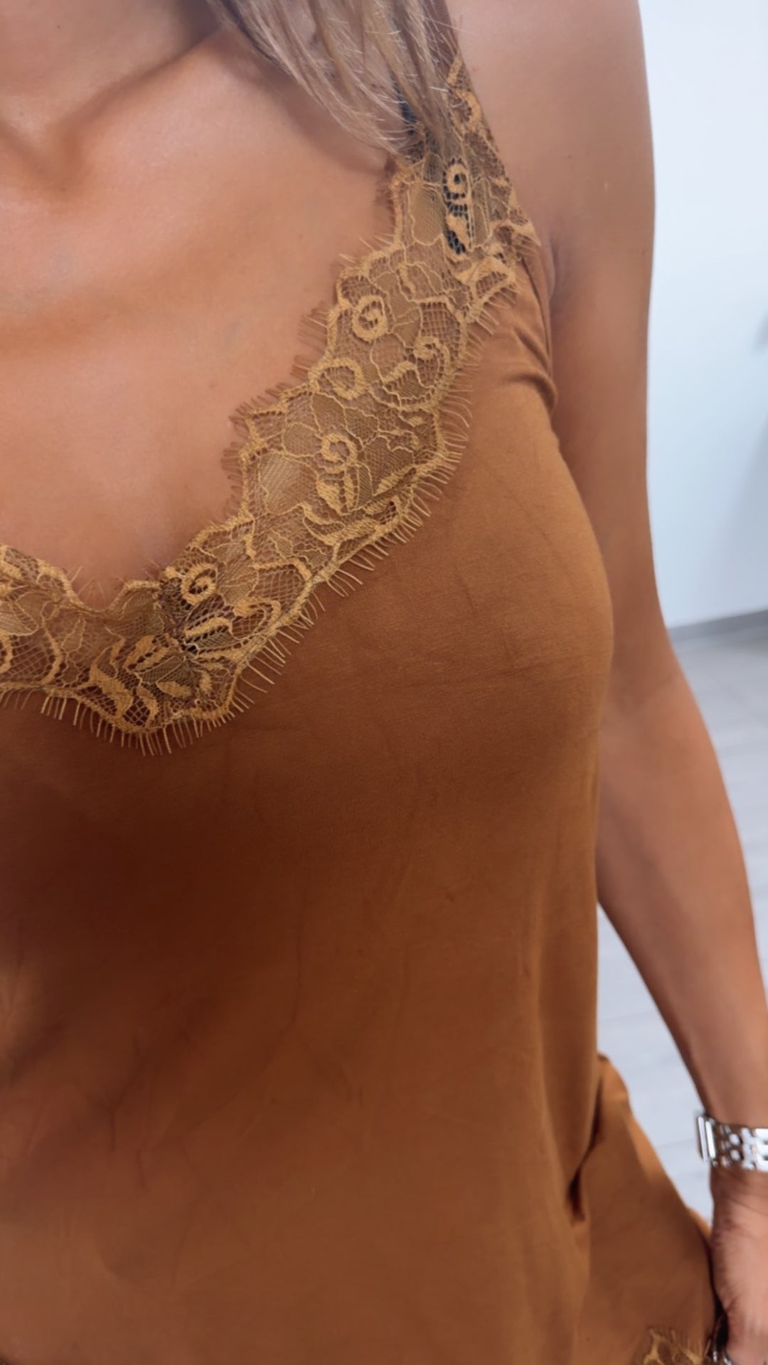 asymmetrisches Viskose Top mit Spitzen Applikationen / karamell Art. 15702