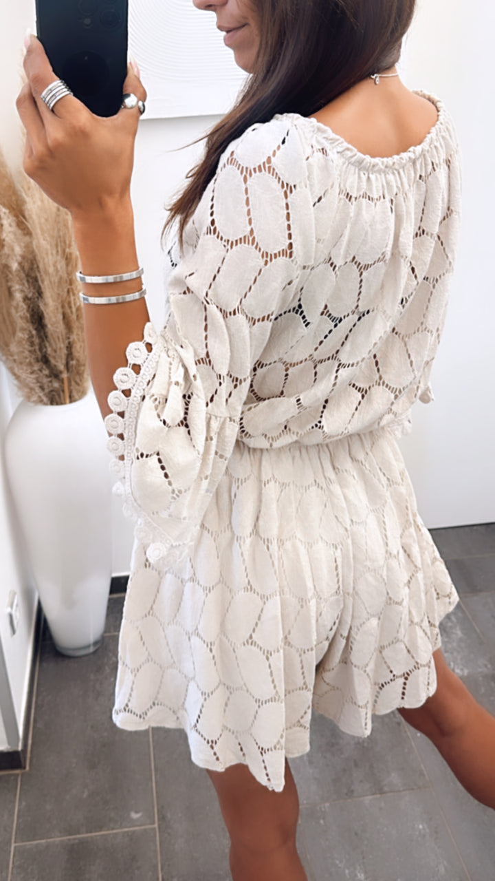 verspielter, kurzer Jumpsuit mit Spitzen Stickerei / beige Art. 6393
