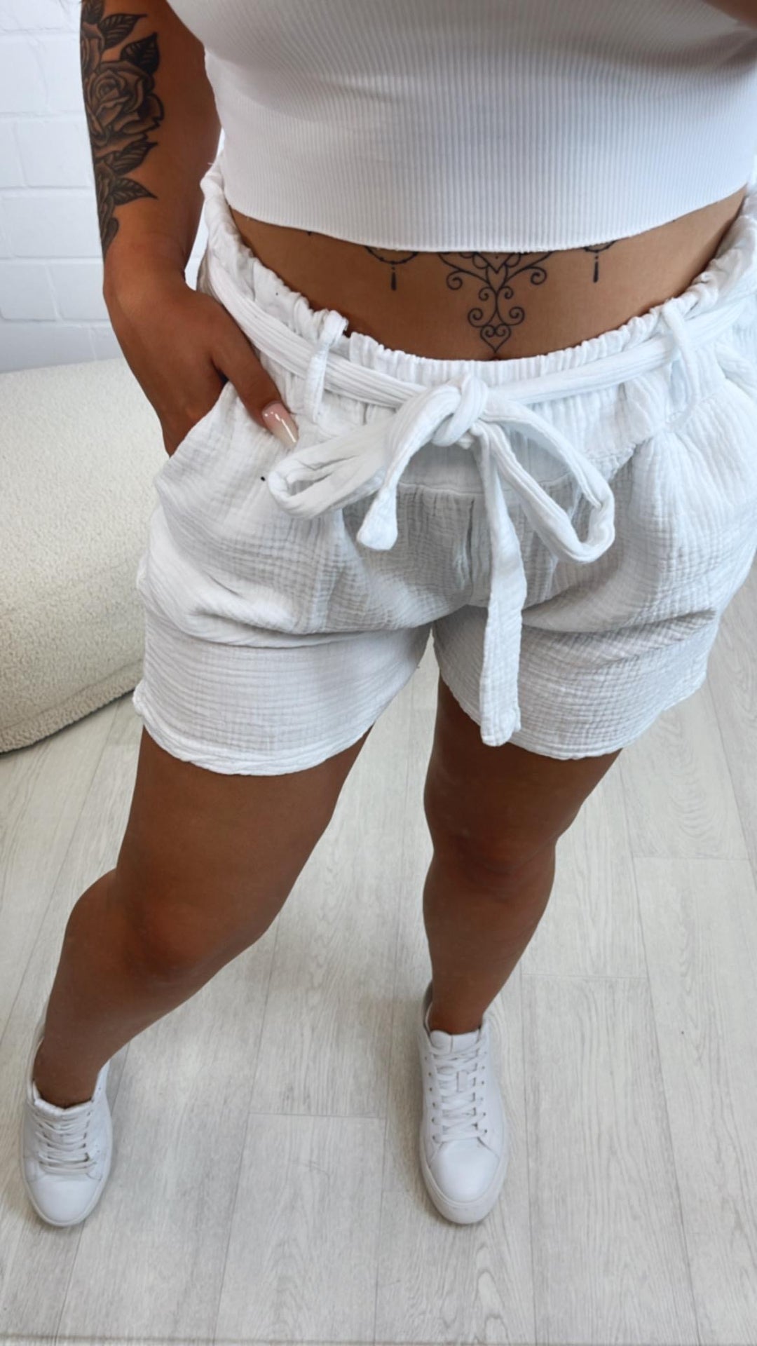 Musselin Shorts mit Taschen und Stoff Gürtel / weiss Art. 10586