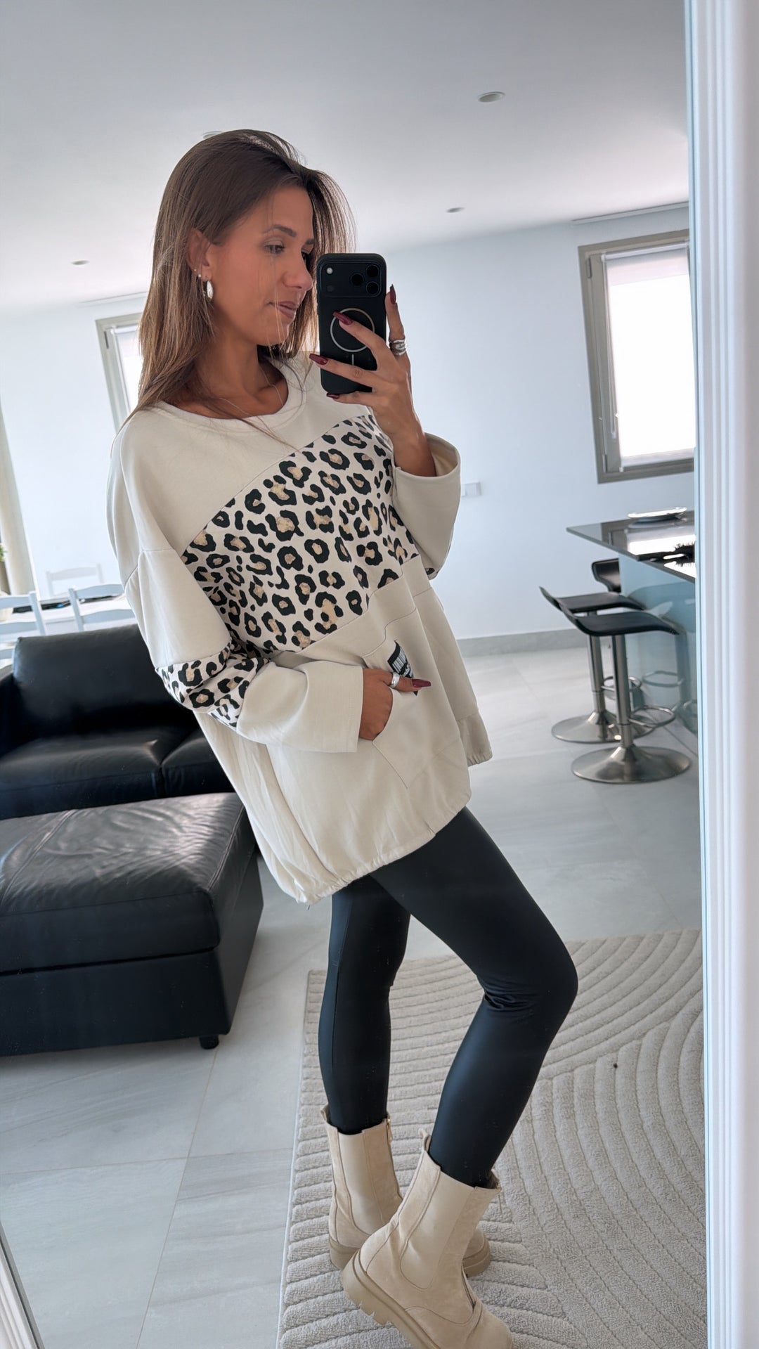 KÄNGURUTASCHE leichter, langer Sweater mit Leo Details / beige Art. 16423