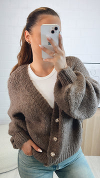 KURZER Cardigan mit goldenen Knöpfen, abgesetzter Bund und Ausschnitt / braun meliert Art. 9437