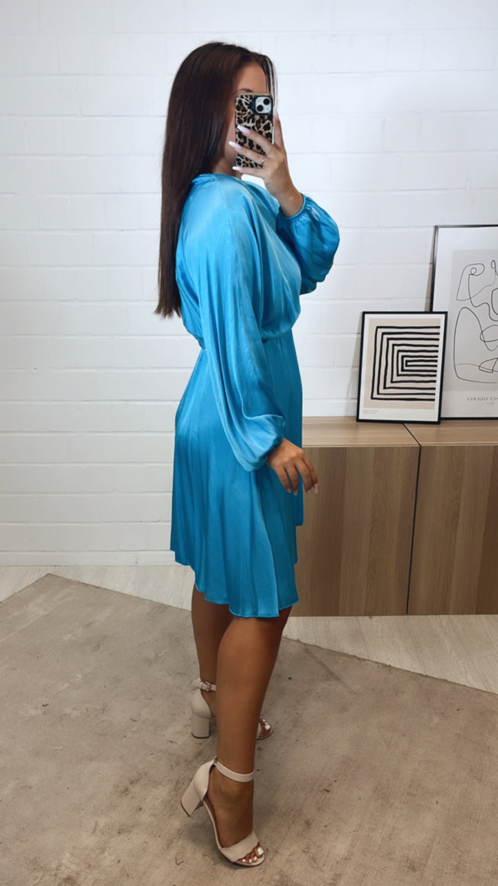 leicht fallendes, schickeres Kleid mit V-Ausschnitt, Seidenoptik / blau Art. 11254