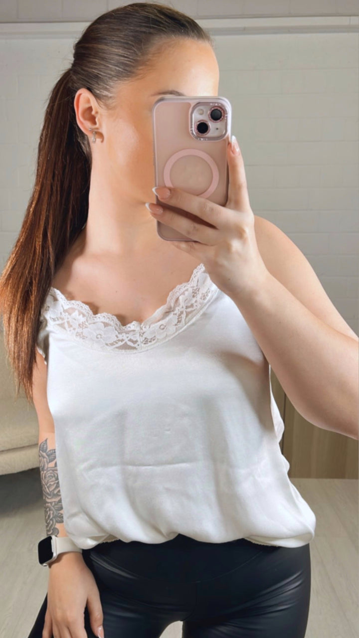 süßes Top in Satin Optik mit leichter Spitze / creme Art. 8686