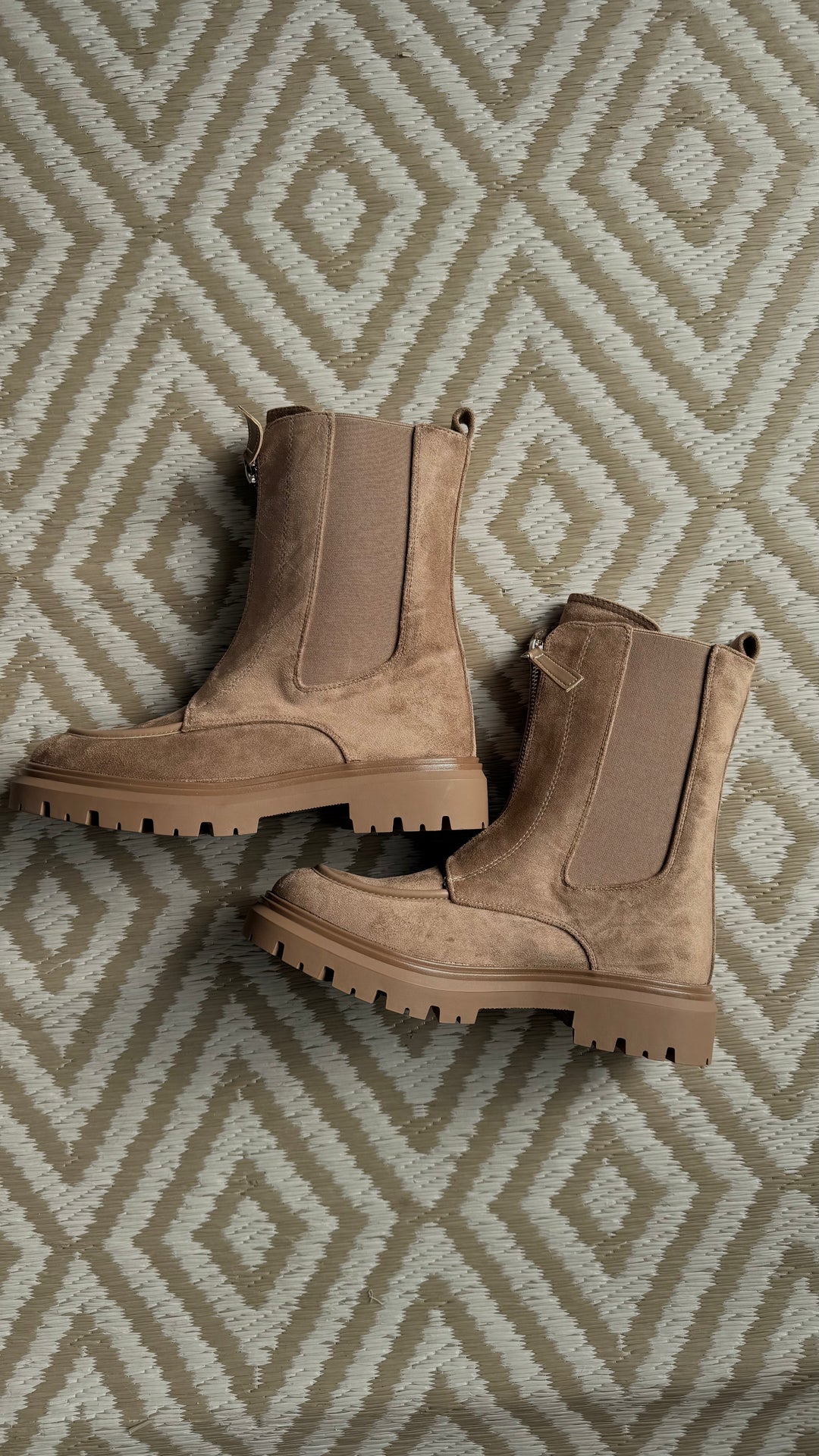 VELOURS Optik Zip-Boots, mit vorderem Reißverschluss " A-1009 " / taupe Art. 16425