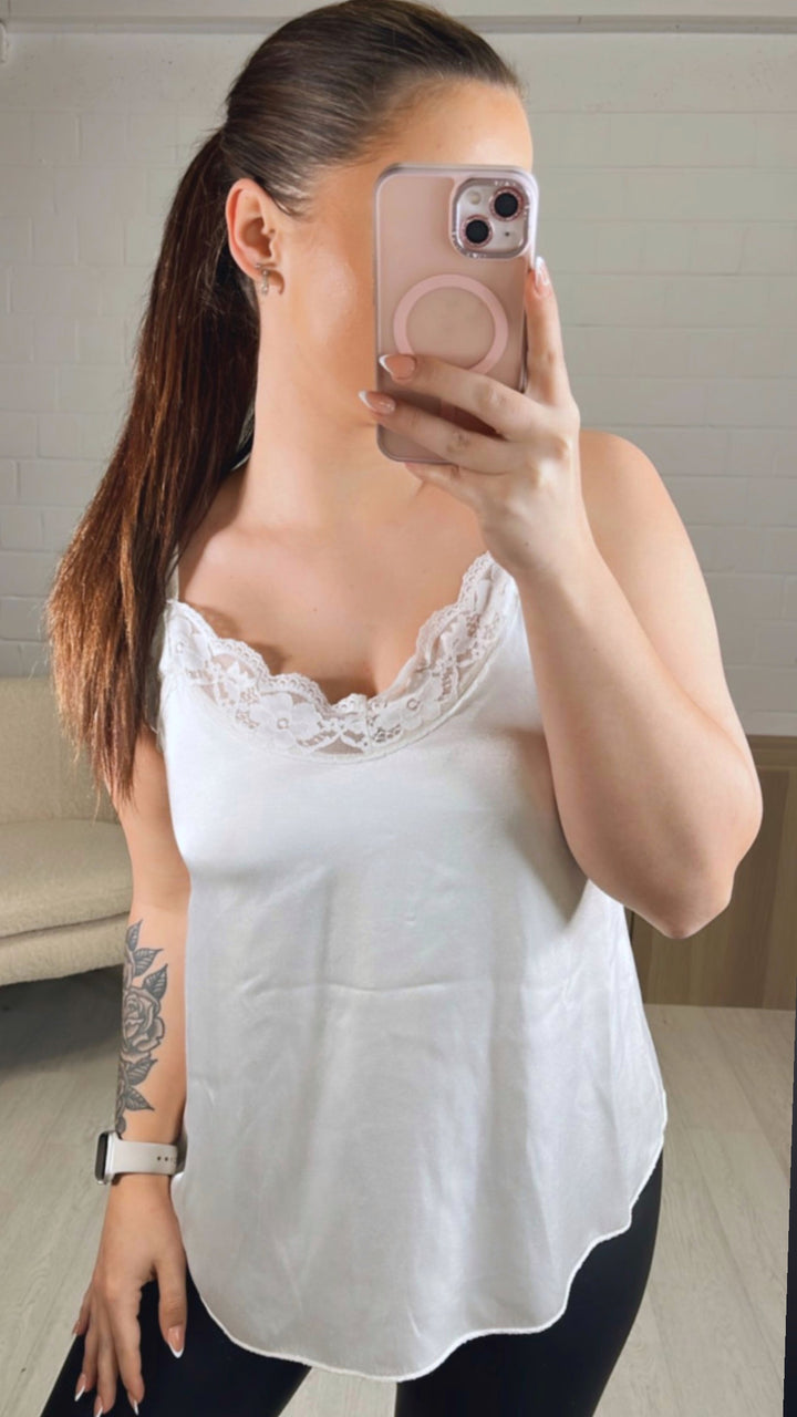 süßes Top in Satin Optik mit leichter Spitze / creme Art. 8686