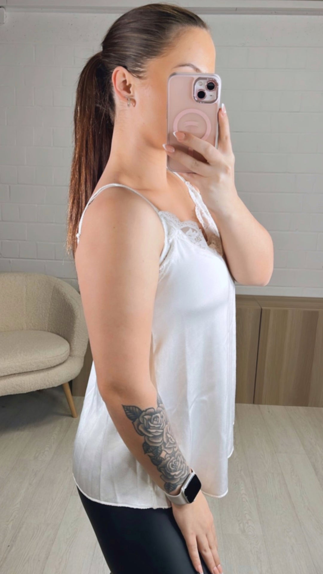 süßes Top in Satin Optik mit leichter Spitze / creme Art. 8686